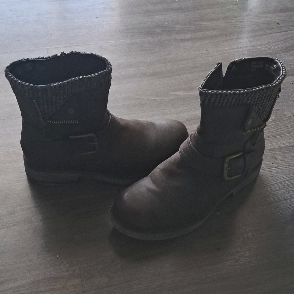 Stylish Brown Ankle Boots Smoke Free